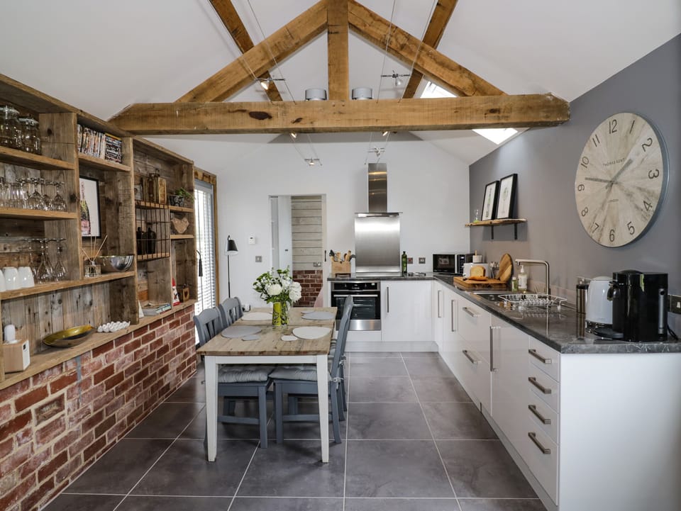 Cottage | Private kitchen | Fridge, electric kettle, toaster, cookware/dishes/utensils