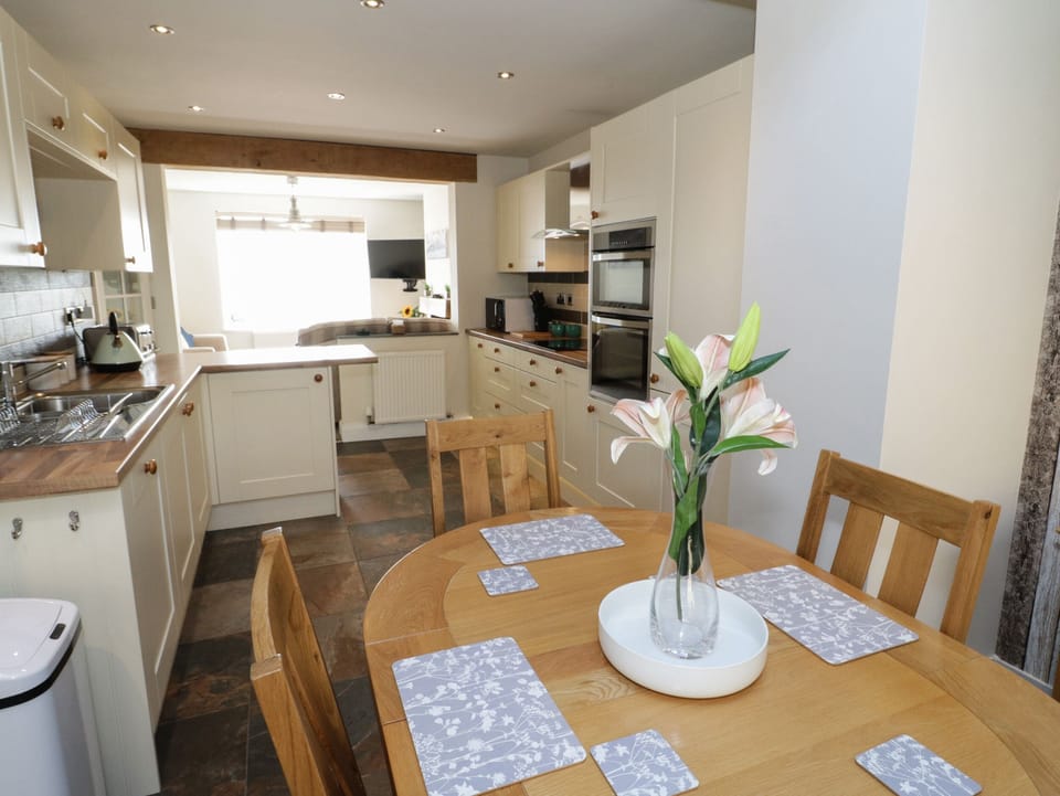 Cottage | Private kitchen | Fridge, microwave, dishwasher, electric kettle
