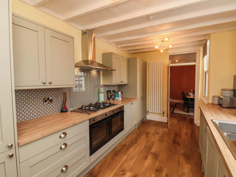 Cottage | Private kitchen | Fridge, microwave, electric kettle, toaster