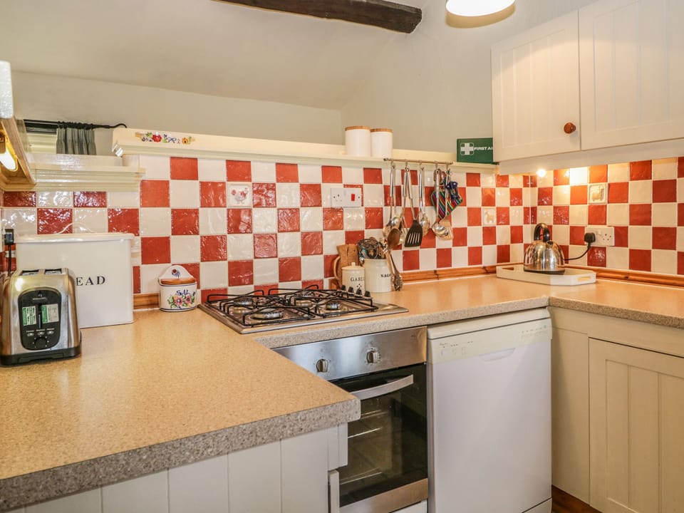 Cottage | Private kitchen | Fridge, microwave, dishwasher, electric kettle