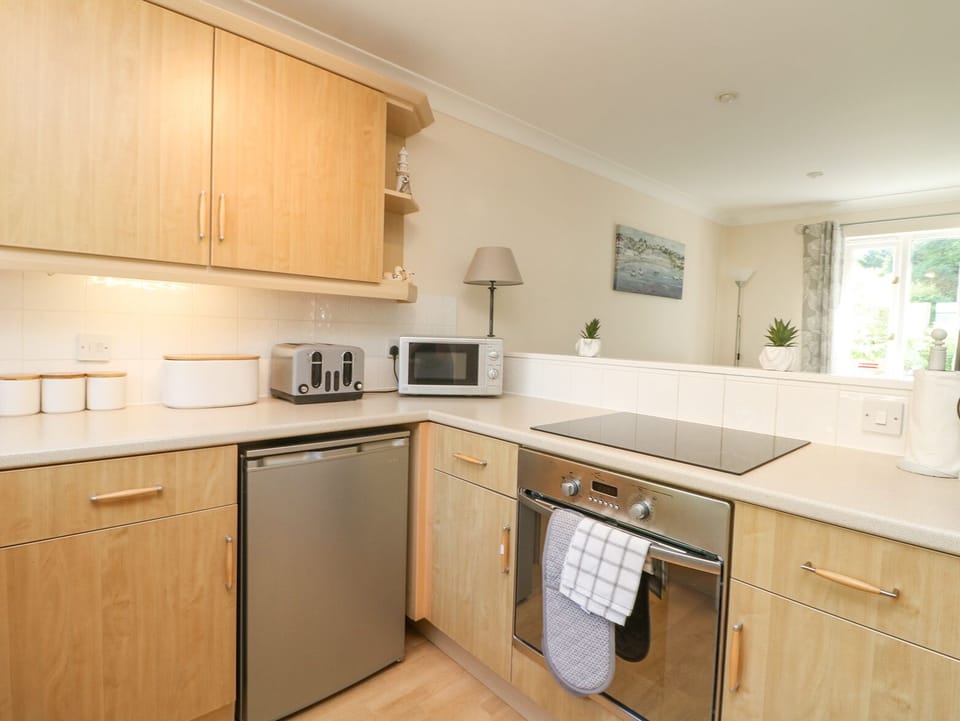 Cottage | Private kitchen | Fridge, microwave, electric kettle, toaster