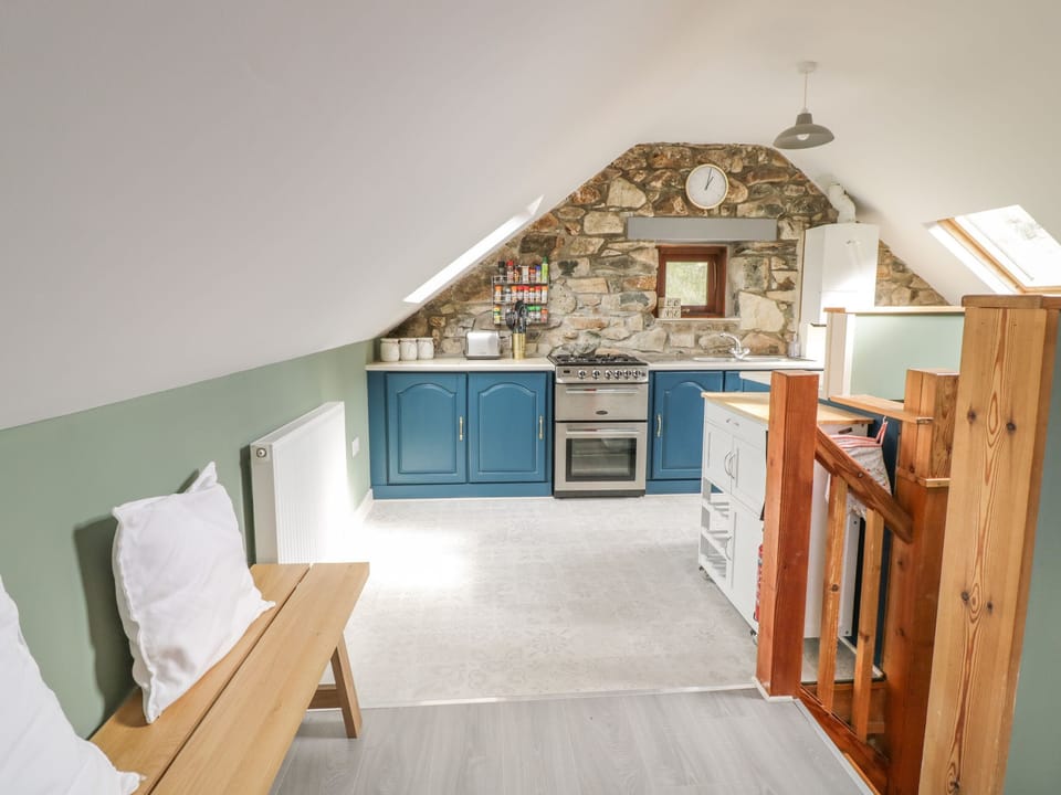Cottage | Private kitchen | Fridge, microwave, electric kettle, toaster