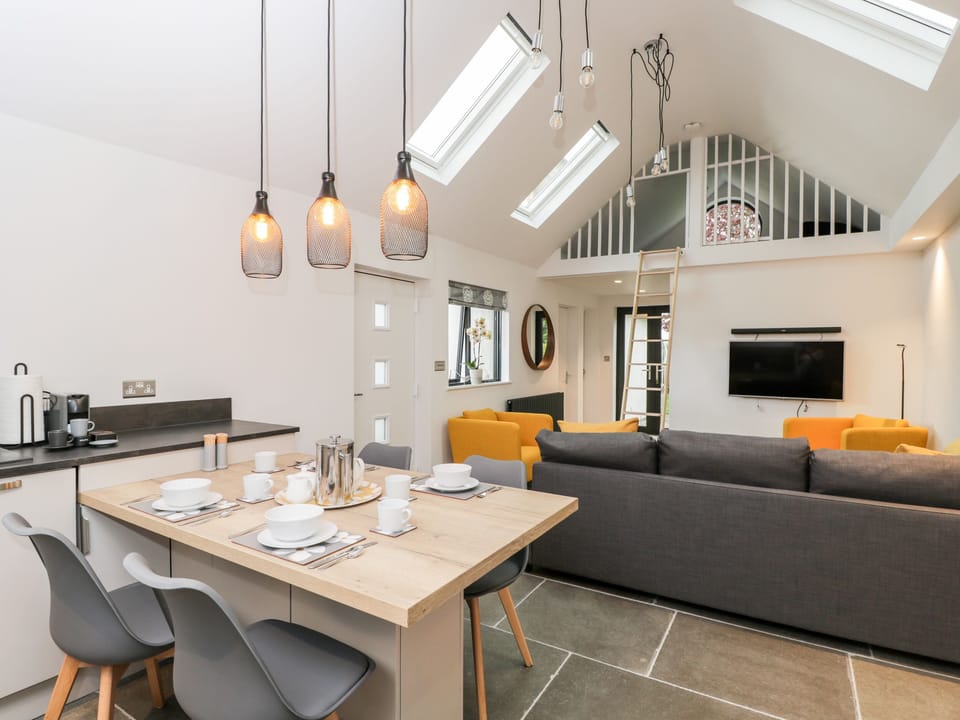 Cottage | Dining