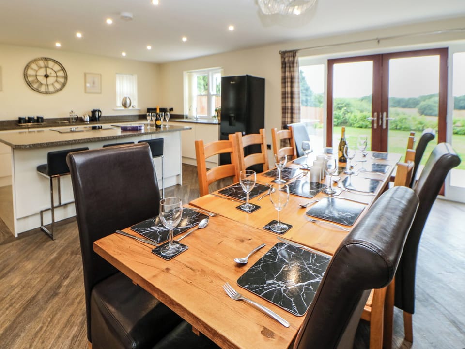 Cottage | Dining