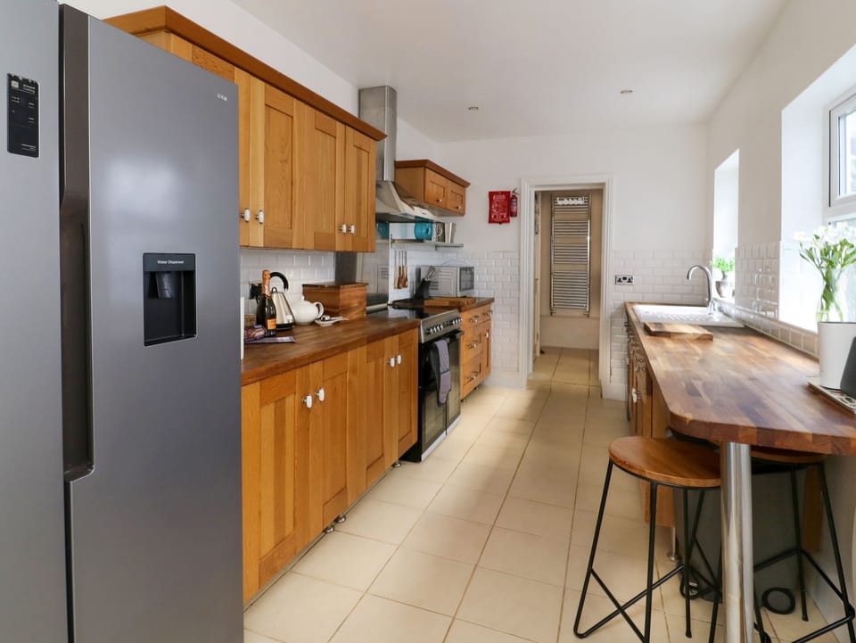 Cottage | Private kitchen | Fridge, dishwasher, electric kettle, cookware/dishes/utensils