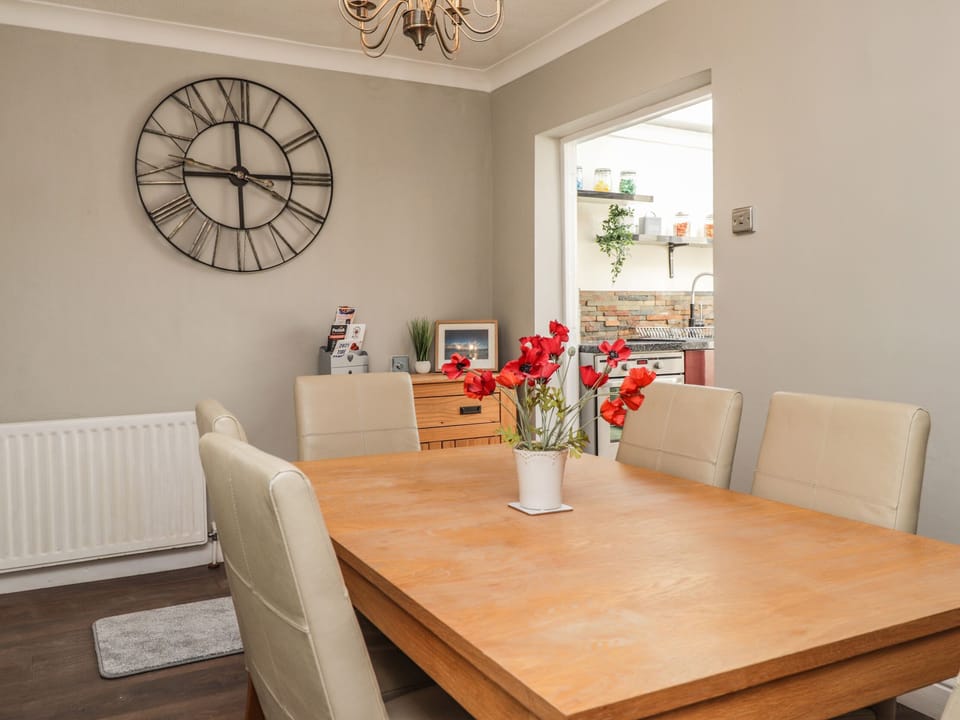 Cottage | Private kitchen | Fridge, microwave, electric kettle, toaster