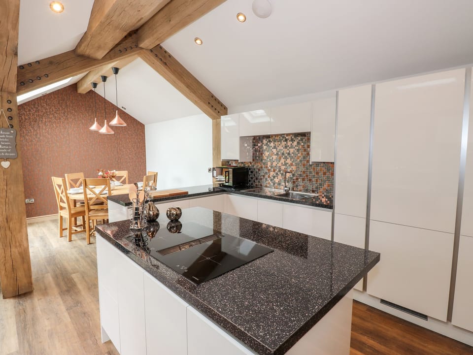Cottage | Private kitchen | Fridge, microwave, dishwasher, electric kettle