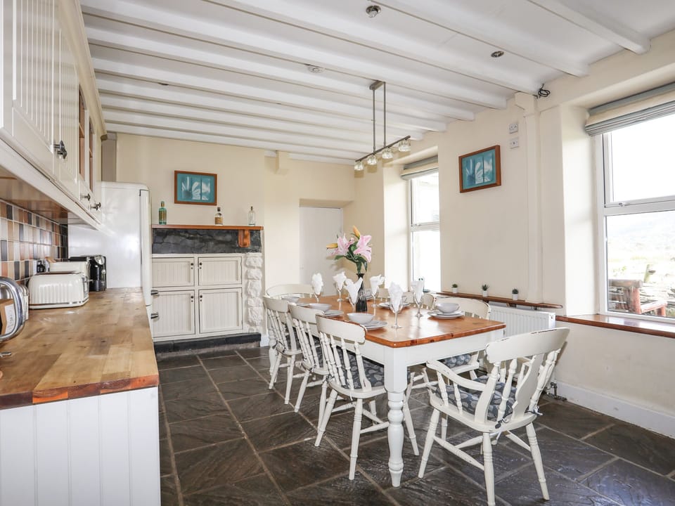 Cottage | Private kitchen | Fridge, microwave, dishwasher, electric kettle
