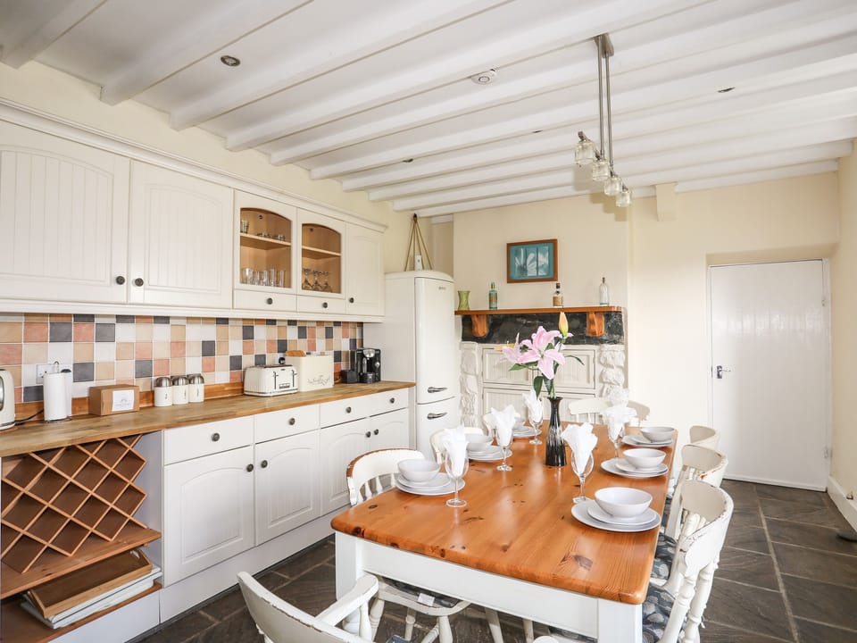 Cottage | Private kitchen | Fridge, microwave, dishwasher, electric kettle