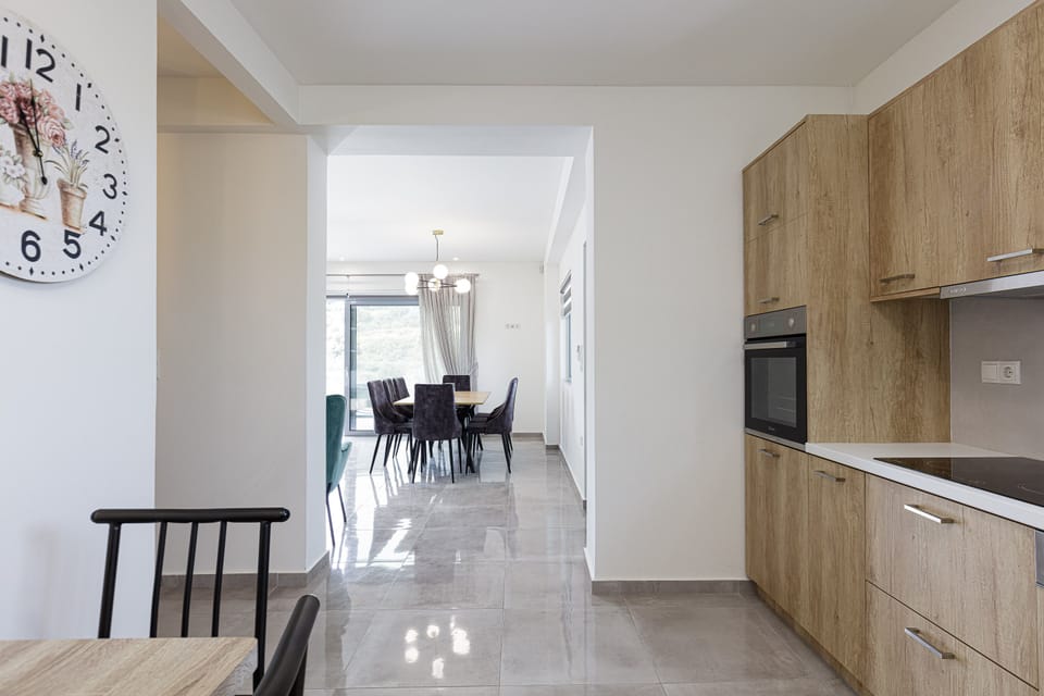 An aspect of the amazing kitchen and dining area. 