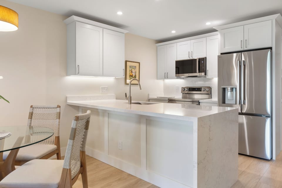 Kitchen – Shaker Cabinets, Stainless Appliances, Quartz Countert