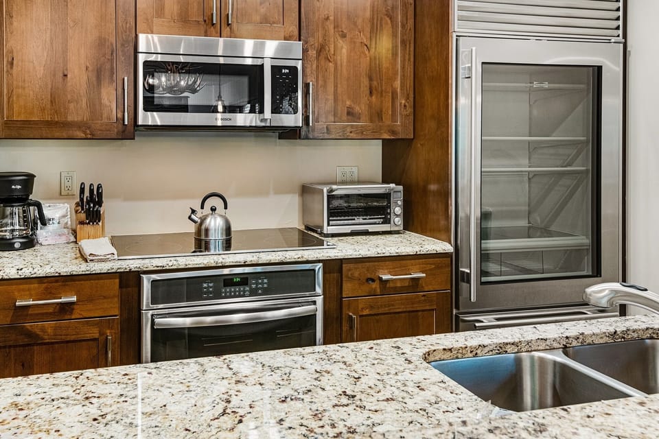 Condo, 1 Bedroom | Private kitchen | Fridge, microwave, oven, coffee/tea maker