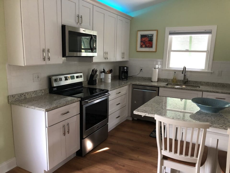 Kitchen all new cabinets, appliances, granite, 