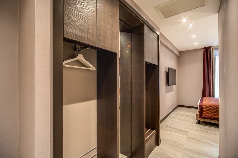 Superior Room | Minibar, in-room safe, desk, laptop workspace
