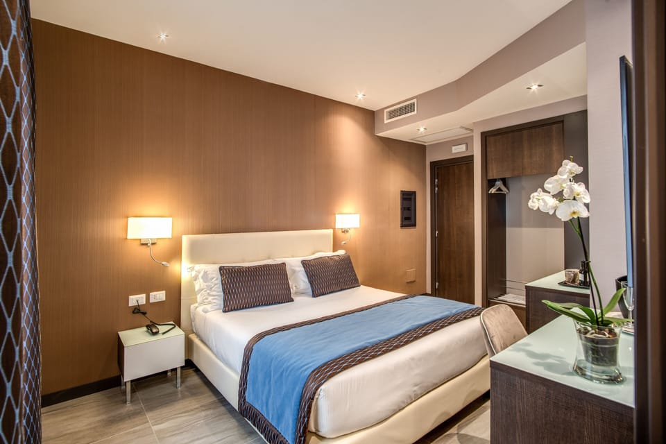 Superior Room | Minibar, in-room safe, desk, laptop workspace