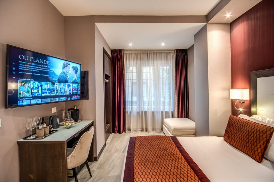 Superior Room | Minibar, in-room safe, desk, laptop workspace