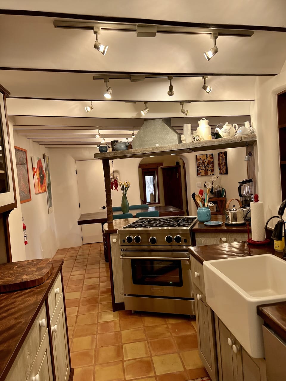 We’ll equipped kitchen with a professional stove. 