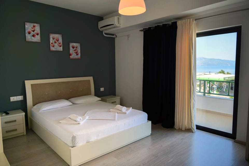 Family Room | Soundproofing, iron/ironing board, free WiFi