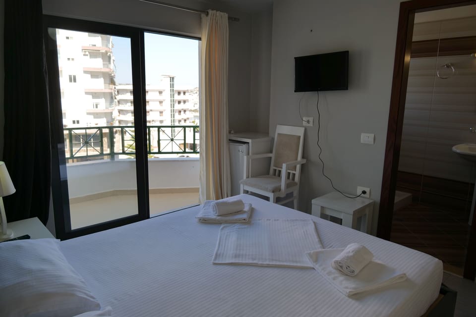 Double Room, Sea View | Soundproofing, iron/ironing board, free WiFi