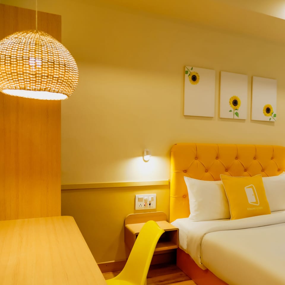 Standard Queen | In-room safe, desk, soundproofing, iron/ironing board