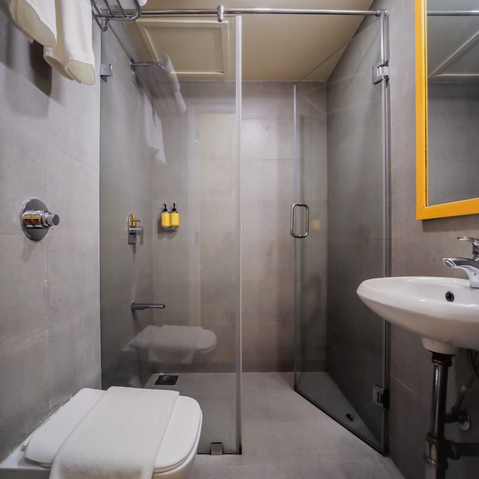Standard Queen | Bathroom | Shower, free toiletries, slippers