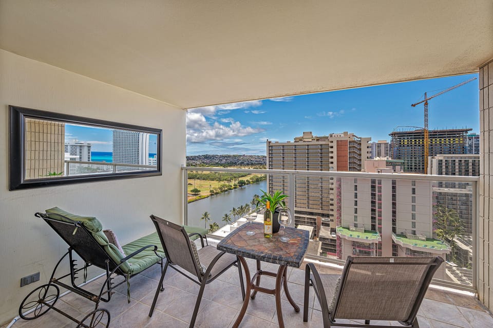 Wine and Dine on the Spacious Lanai - Wine and Dine on the Spacious Lanai