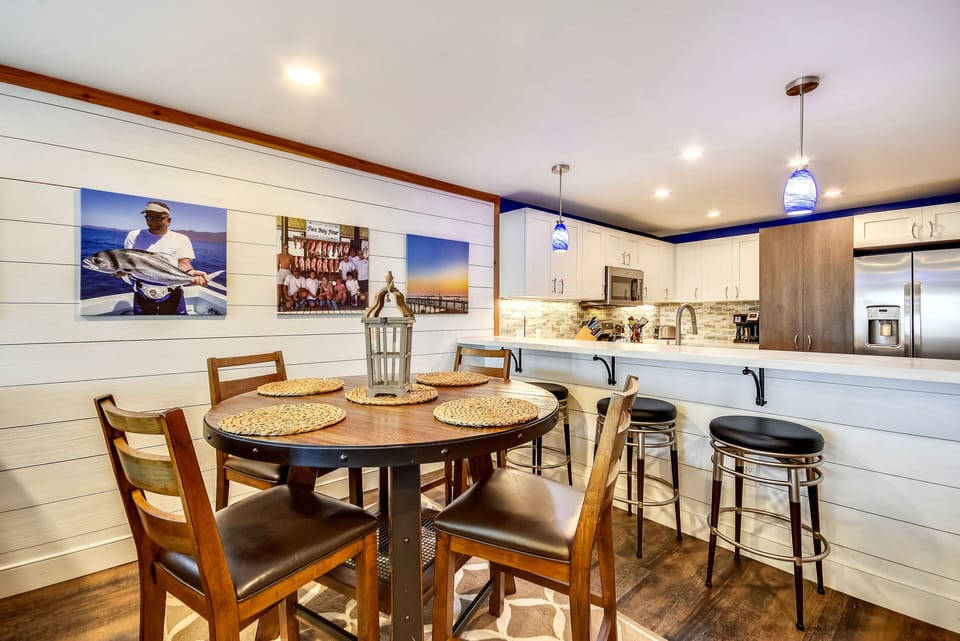 Condo, 2 Bedrooms | Dining