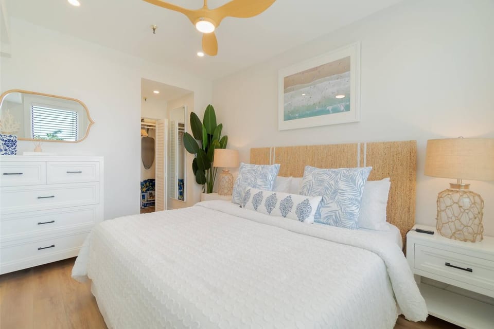 Fresh linens, pillows, king bed, ceiling fan.