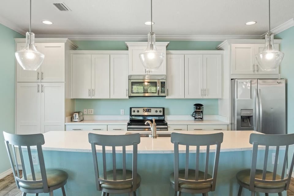 8' island with 4 barstools!