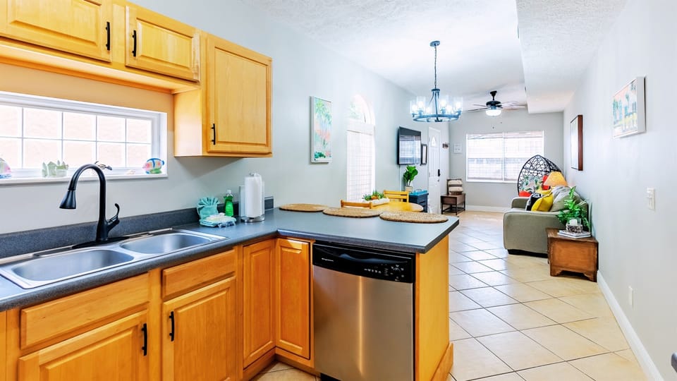 Enjoy your meal at the kitchen counter for 3.