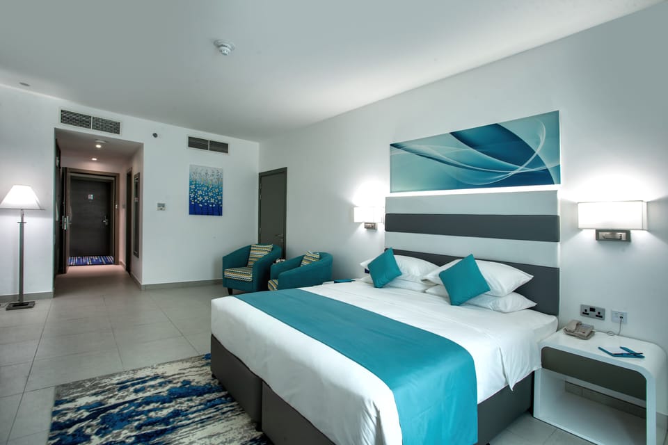Executive Double or Twin Room | Minibar, in-room safe, blackout drapes, soundproofing