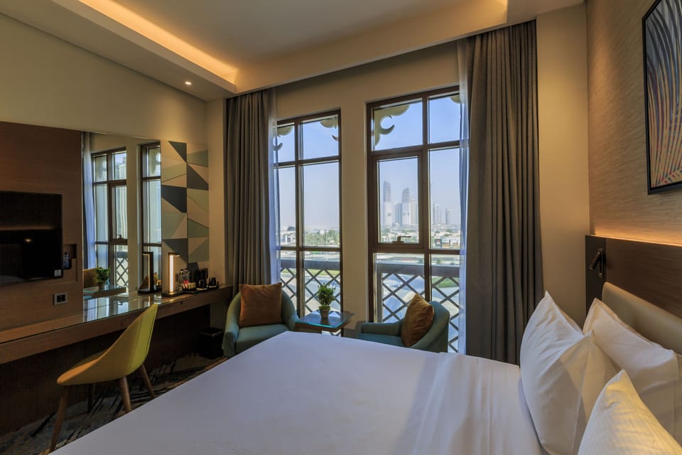Executive King Room with Canal View | Minibar, in-room safe, individually furnished, desk
