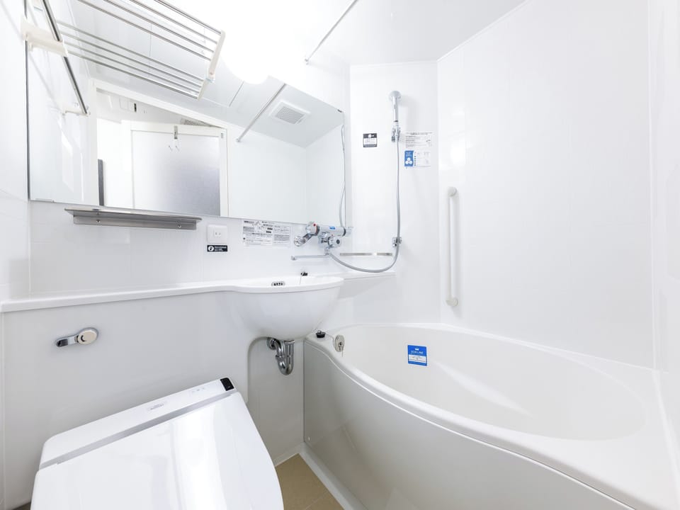 Combined shower/tub, free toiletries, hair dryer, towels