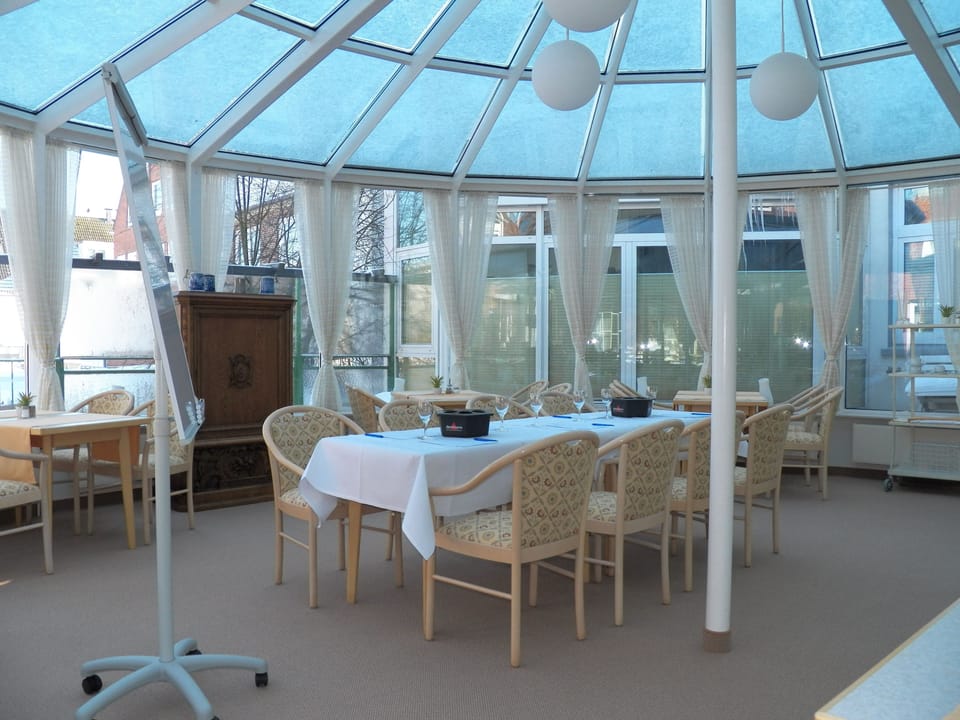 Daily continental breakfast (EUR 12 per person)