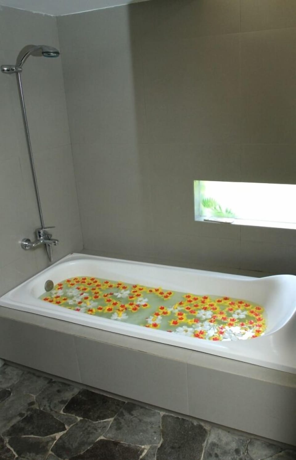 Deep soaking bathtub