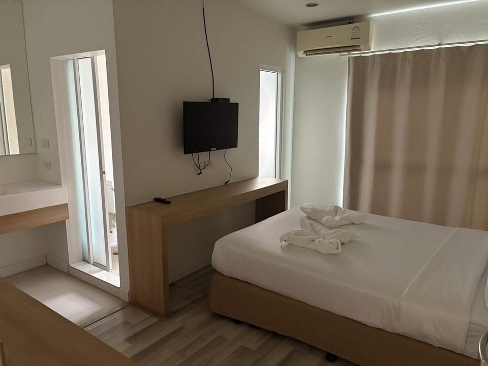 Standard Room | In-room safe, desk, free WiFi, bed sheets