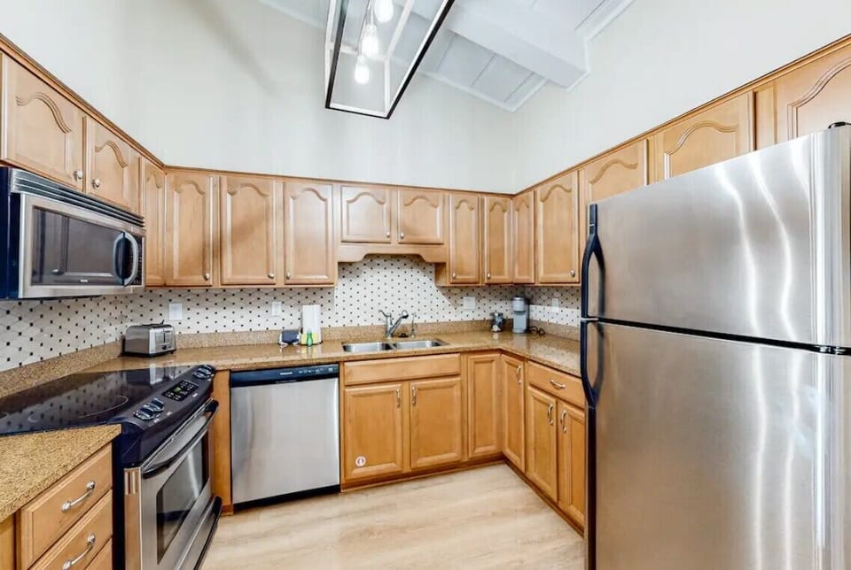 Fully stocked kitchen, dinner settings for 8, pans, coffee maker, Keurig, mixer 