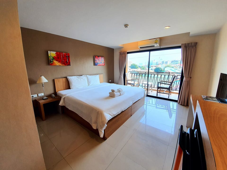 Standard Double Room | Premium bedding, minibar (some free items), in-room safe, WiFi (free)