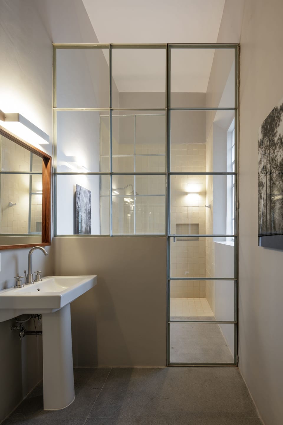 Shower, rainfall showerhead, free toiletries, hair dryer