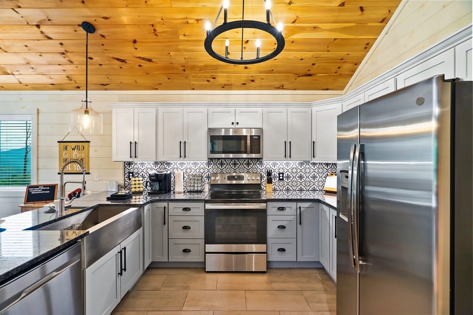Fully stocked kitchen!