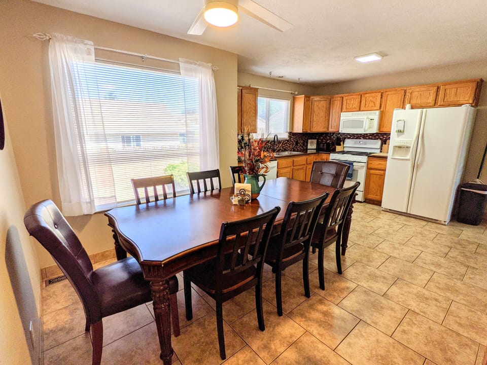 Kitchen & dining area