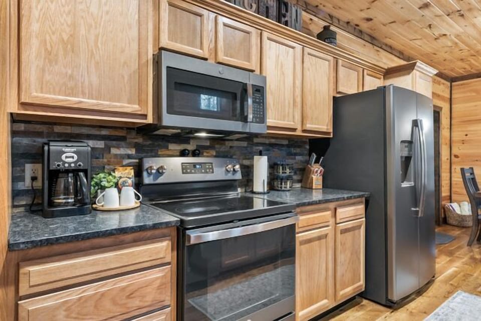 Fully functional kitchen with full sized appliances. 