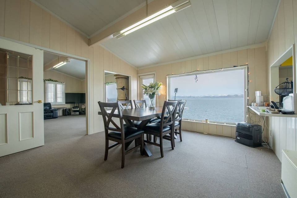 Comfort Villa | Living area | Flat-screen TV, heated floors