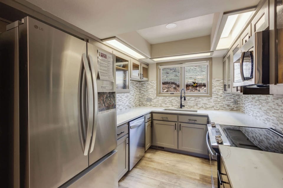 Full kitchen.