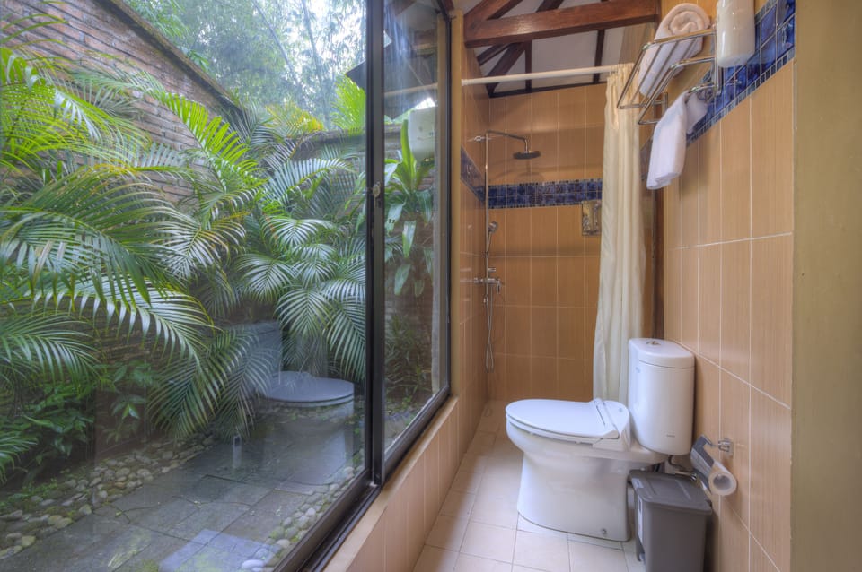 Keputran Villa | Bathroom | Shower, free toiletries, hair dryer, towels