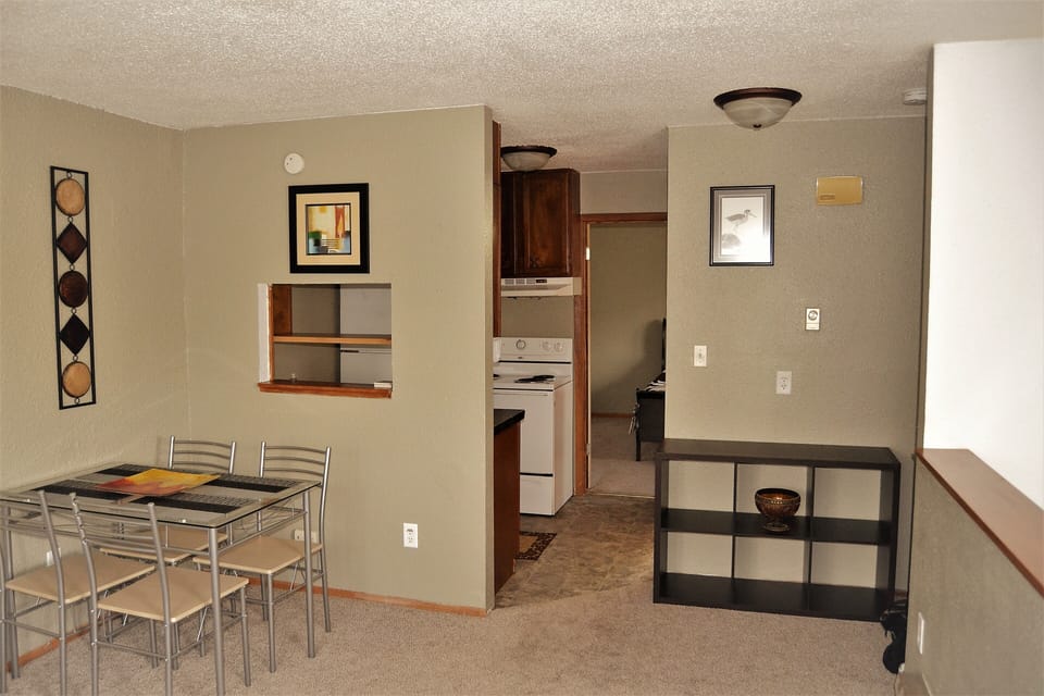 Apartment, 2 Bedrooms | Dining
