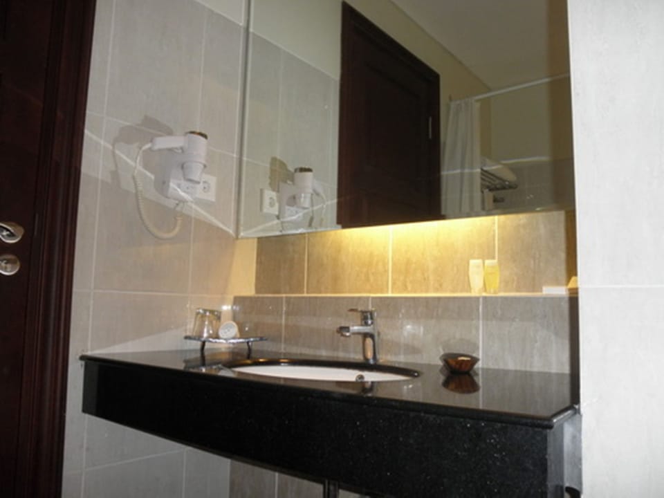 Combined shower/tub, free toiletries, hair dryer, towels