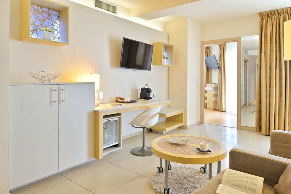 Master Suite | Minibar, in-room safe, desk, soundproofing