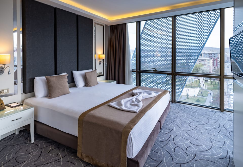 Exclusive Suite | Egyptian cotton sheets, premium bedding, down comforters, desk