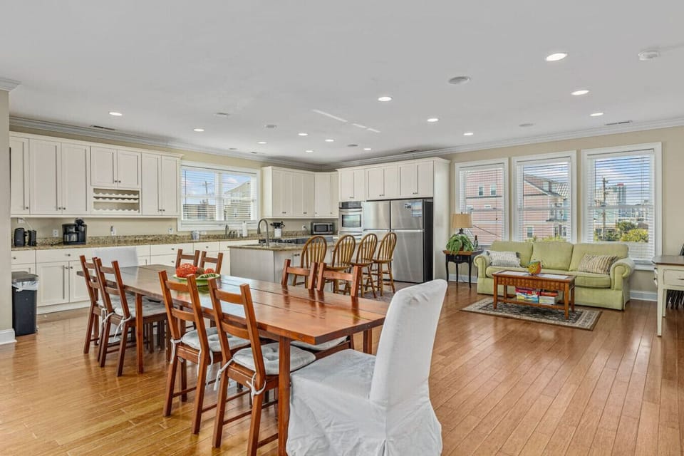 Dining in? Easy! Whip up a feast in the fully stocked kitchen and enjoy plenty of space to gather and eat together. 🍽️👨‍🍳😊